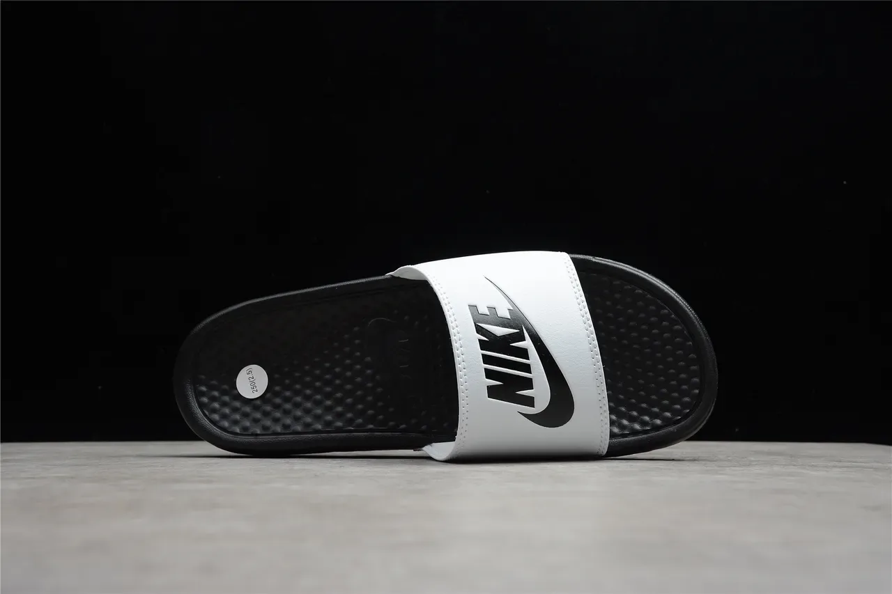 Nike Benassi JDI 黑白两色人字拖 9