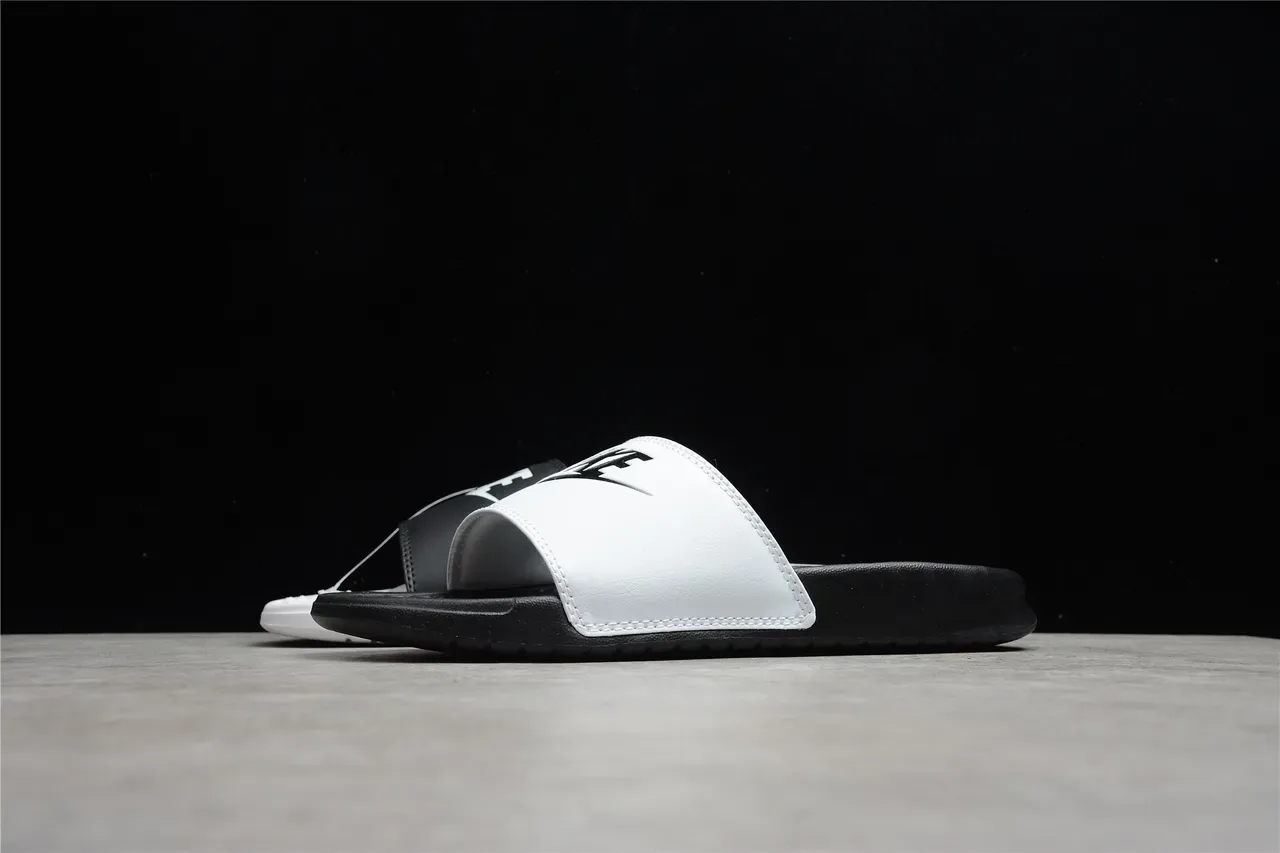 Nike Benassi JDI 黑白两色人字拖 11