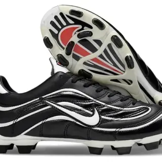 Nike أسود وأبيض Wave-Piped أحذية كرة القدم للأرض الصلبة