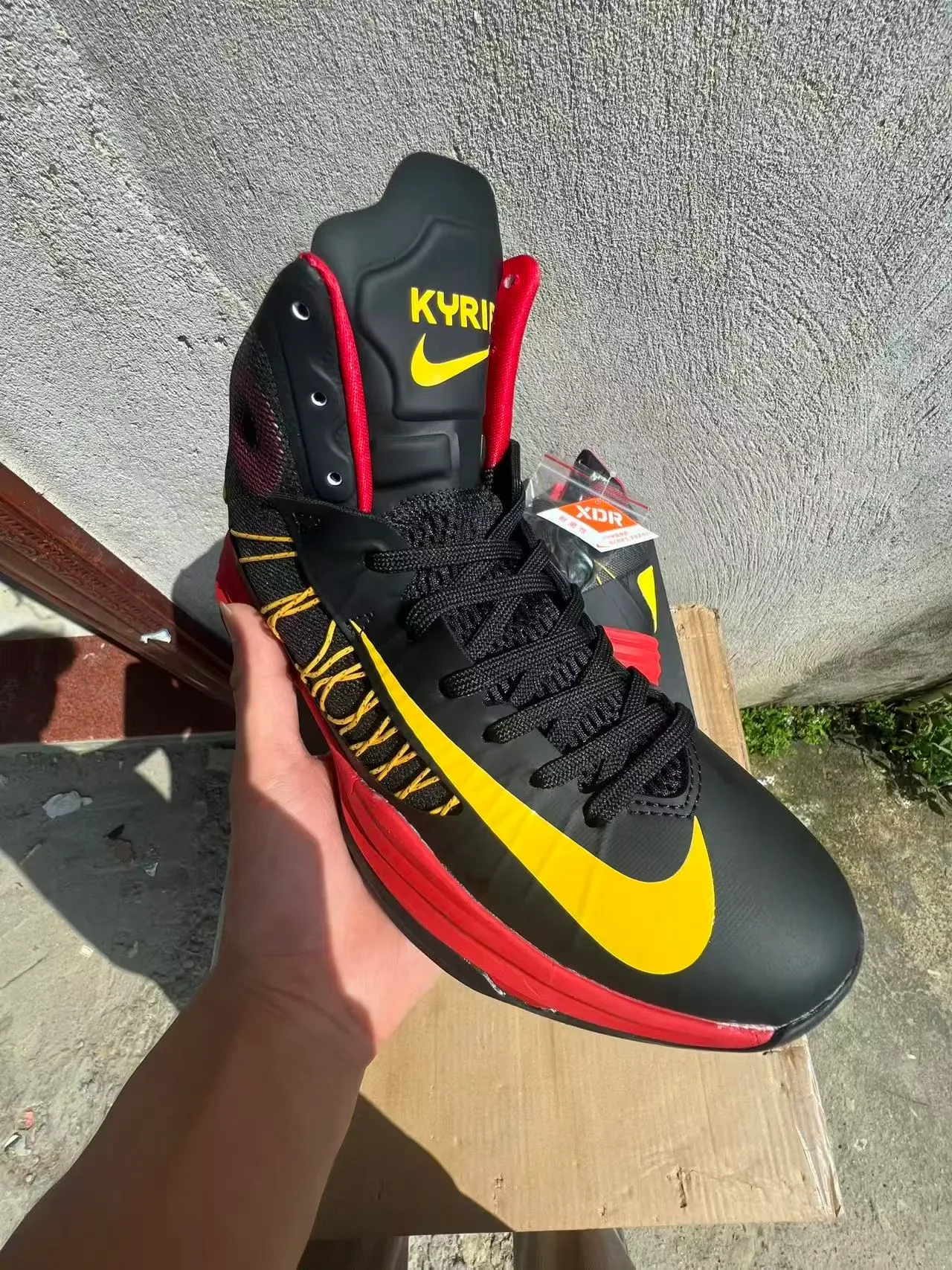 Nike Chaussures de Basketball Hautes Noires et Rouges avec Upper en Maille et Synthétique 2