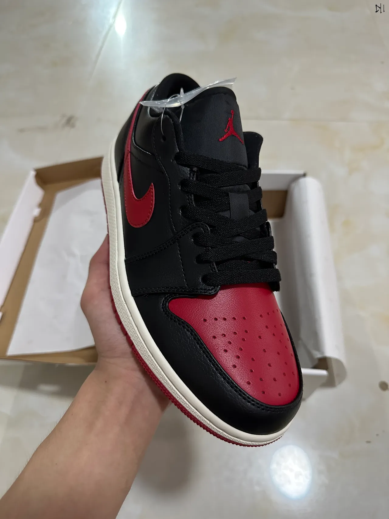 Nike Black Red Leather Upper Perforated Toe Lifestyle Sneakers 2