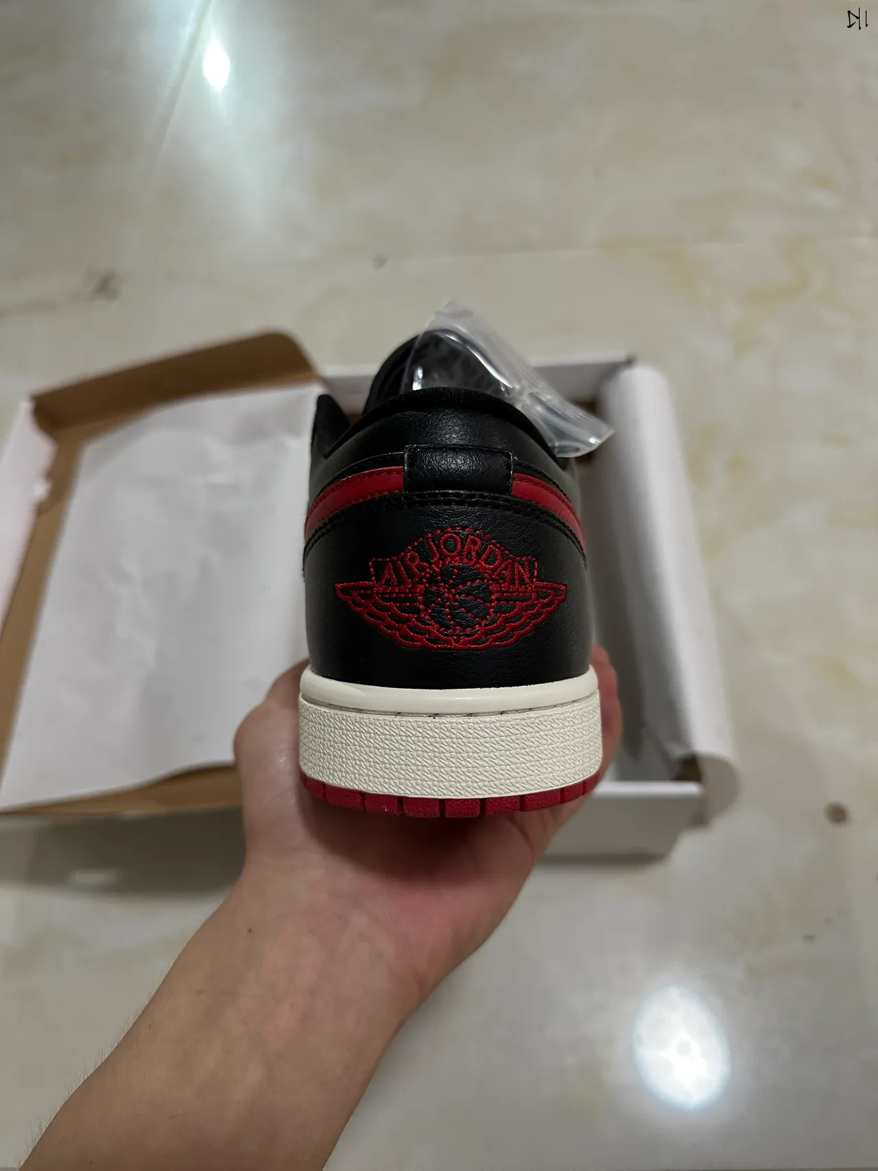 Nike Black Red Leather Upper Perforated Toe Lifestyle Sneakers 7