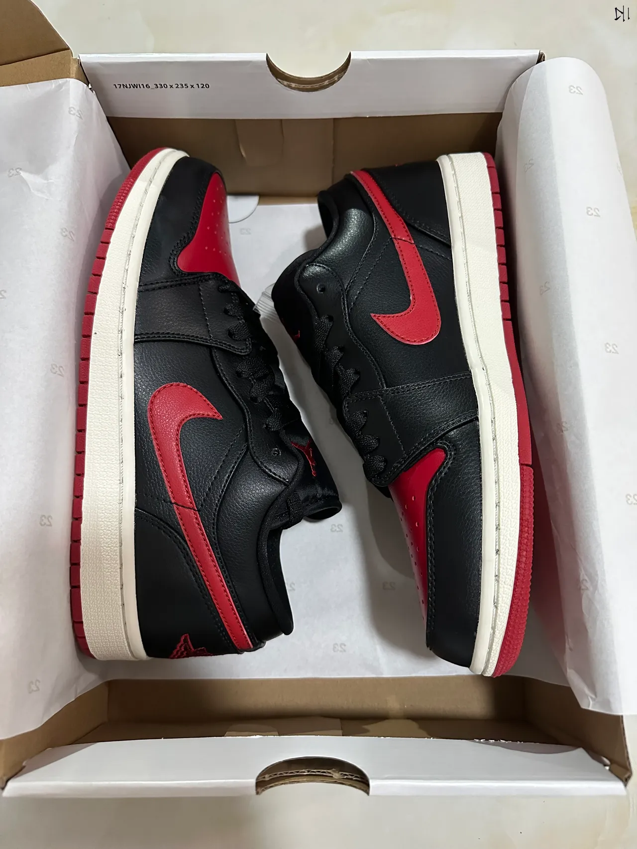 Nike Black Red Leather Upper Perforated Toe Lifestyle Sneakers 8