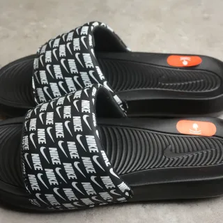 Nike काला सफेद सभी ओर Logo पट्टा मोल्डेड कंटूर फुटबेड स्लिपर्स