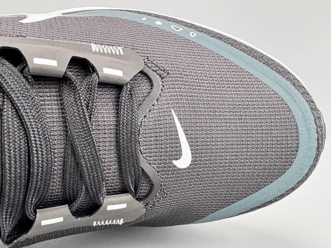 Nike Black White Engineered Mesh Upper GORE-TEX Waterproofing Running Shoes 4