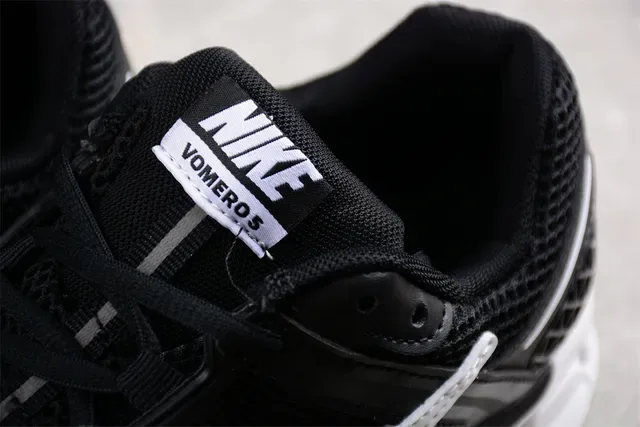 Nike Noir Blanc Maillage Supérieur Ribbed Synthétique Cage Chaussures de course 6