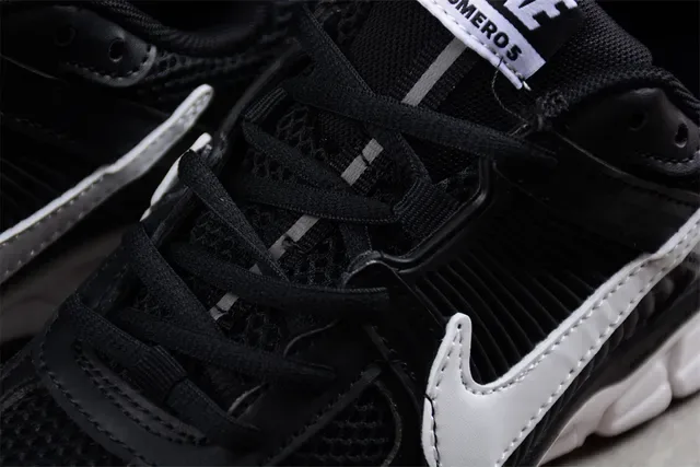 Nike Noir Blanc Maillage Supérieur Ribbed Synthétique Cage Chaussures de course 7
