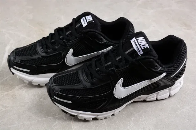 Nike Noir Blanc Maillage Supérieur Ribbed Synthétique Cage Chaussures de course 9