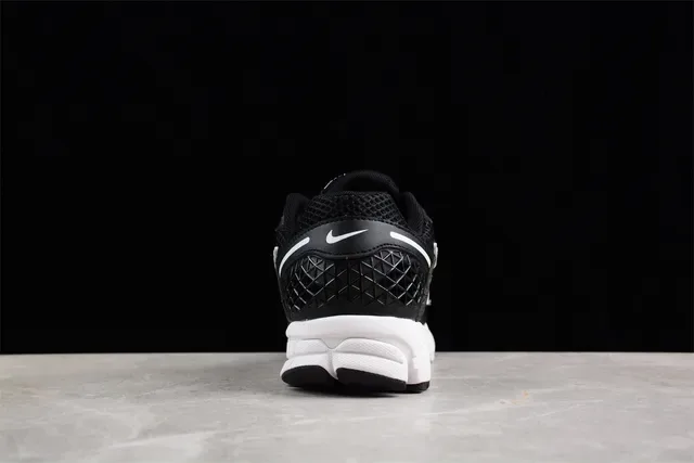 Nike Noir Blanc Maillage Supérieur Ribbed Synthétique Cage Chaussures de course 10