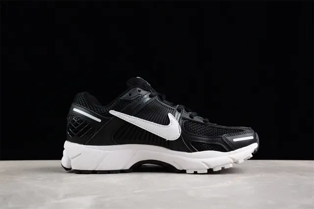 Nike Noir Blanc Maillage Supérieur Ribbed Synthétique Cage Chaussures de course 11