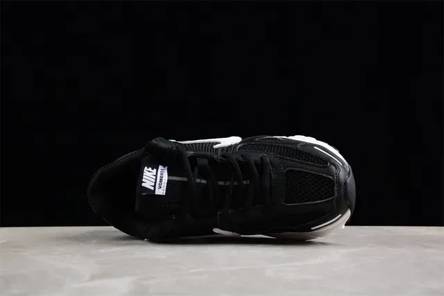 Nike Noir Blanc Maillage Supérieur Ribbed Synthétique Cage Chaussures de course 12