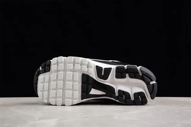 Nike Noir Blanc Maillage Supérieur Ribbed Synthétique Cage Chaussures de course 13
