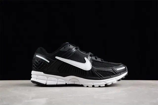 Nike Noir Blanc Maillage Supérieur Ribbed Synthétique Cage Chaussures de course 14