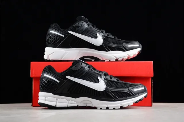 Nike Noir Blanc Maillage Supérieur Ribbed Synthétique Cage Chaussures de course 15