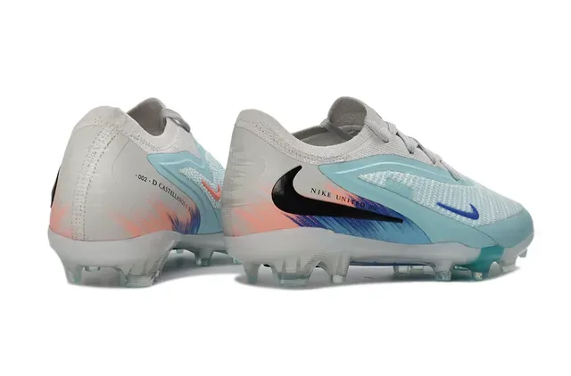 Nike Chaussures de Football Bleu Blanc Low-Cut Upper Maille Translucide TPU Cage Talon Terrain Ferme 4