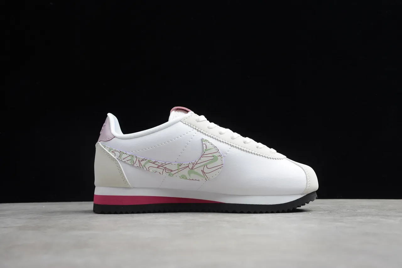 Nike Cortez sneakers lifestyle blancs roses verts motif 5
