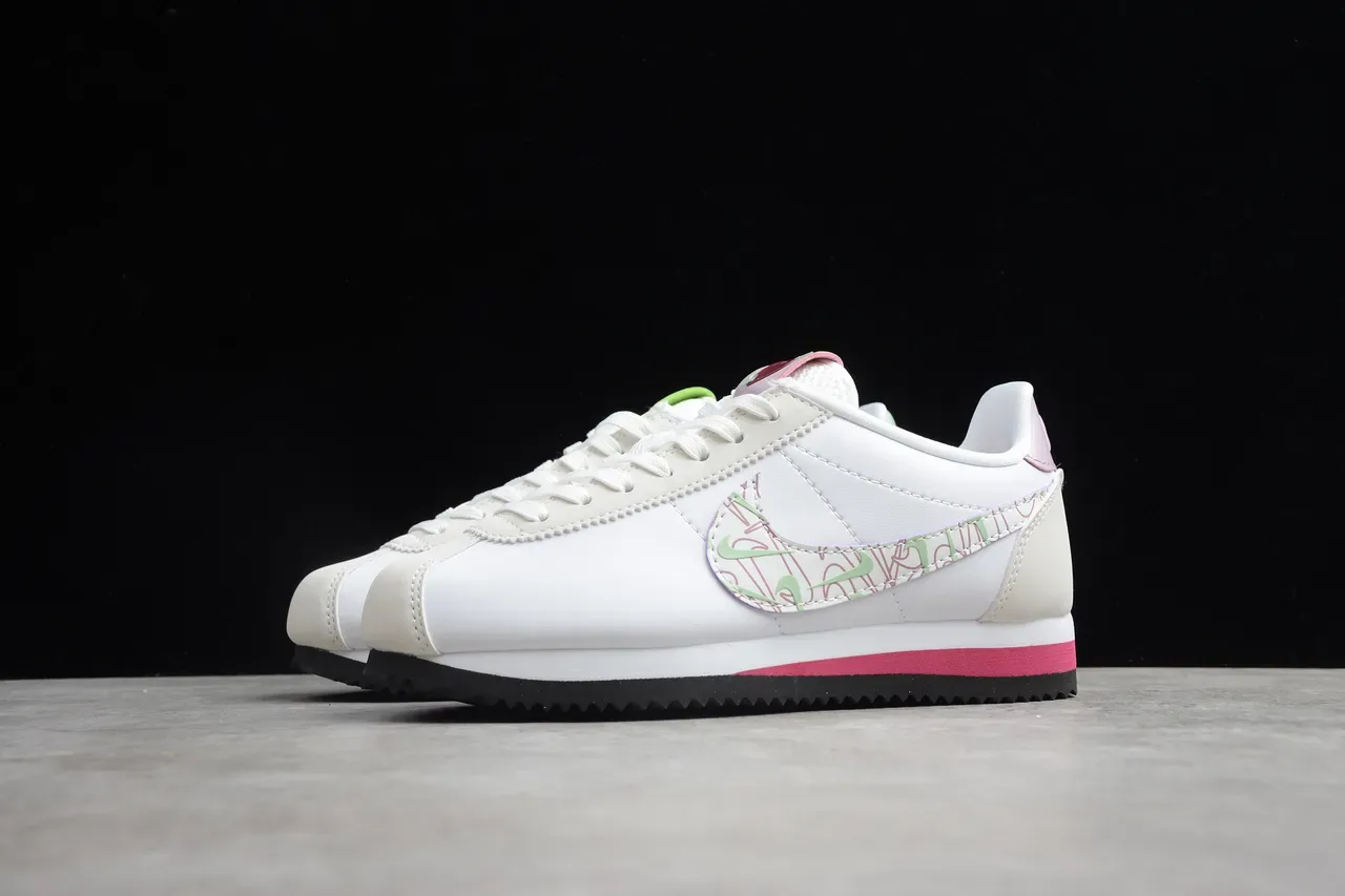 Nike Cortez sneakers lifestyle blancs roses verts motif 6