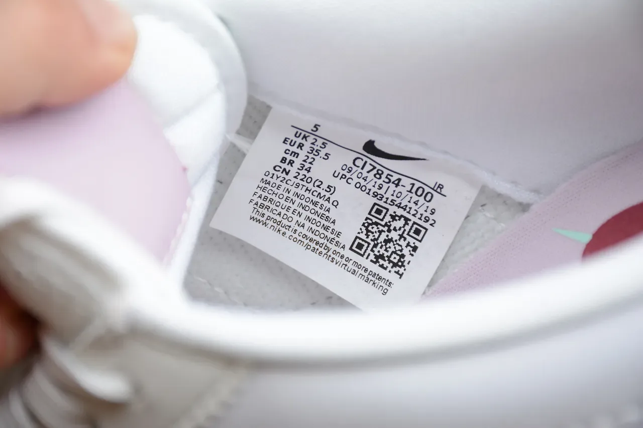 Nike Cortez sneakers lifestyle blancs roses verts motif 12