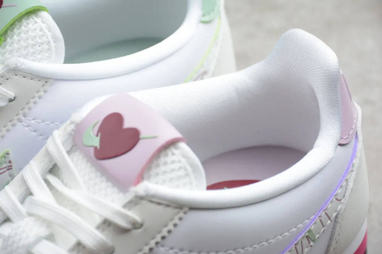 Nike Cortez sneakers lifestyle blancs roses verts motif 13