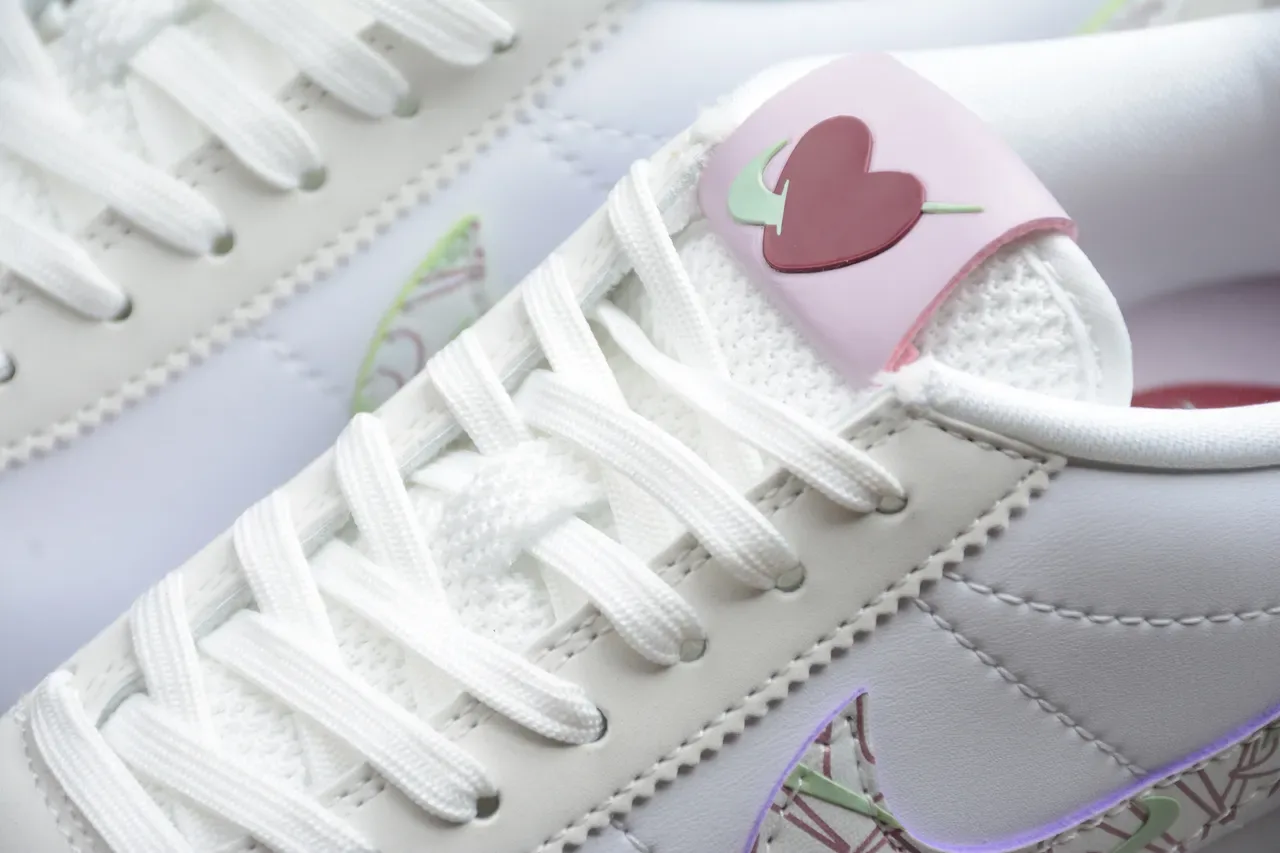 Nike Cortez sneakers lifestyle blancs roses verts motif 14