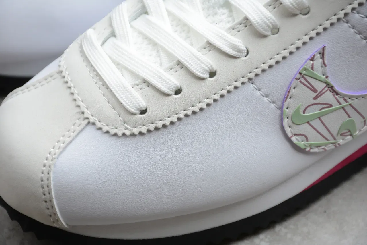 Nike Cortez sneakers lifestyle blancs roses verts motif 15