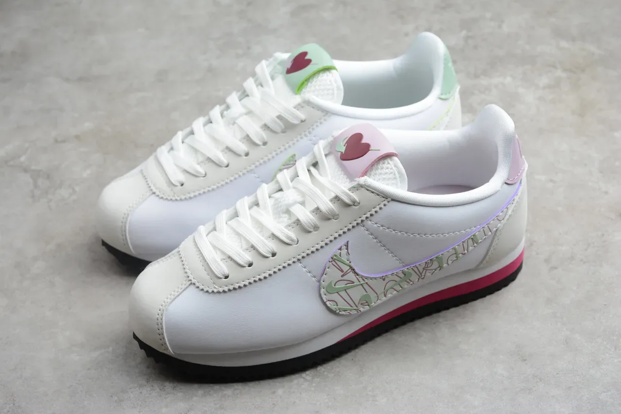 Nike Cortez sneakers lifestyle blancs roses verts motif 16