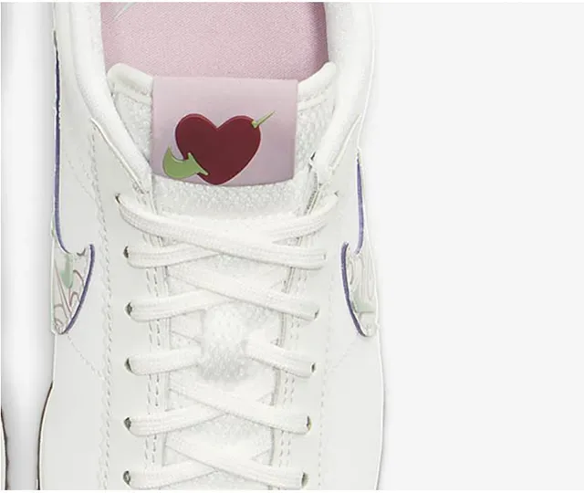 Nike Cortez sneakers lifestyle blancs roses verts motif 17