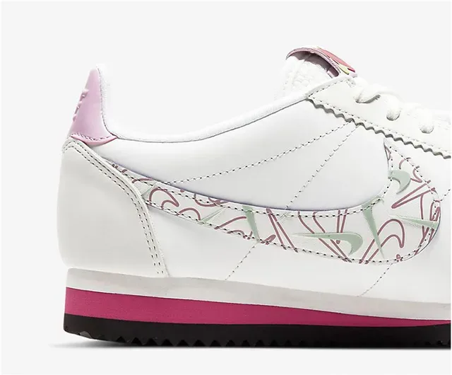 Nike Cortez sneakers lifestyle blancs roses verts motif 18