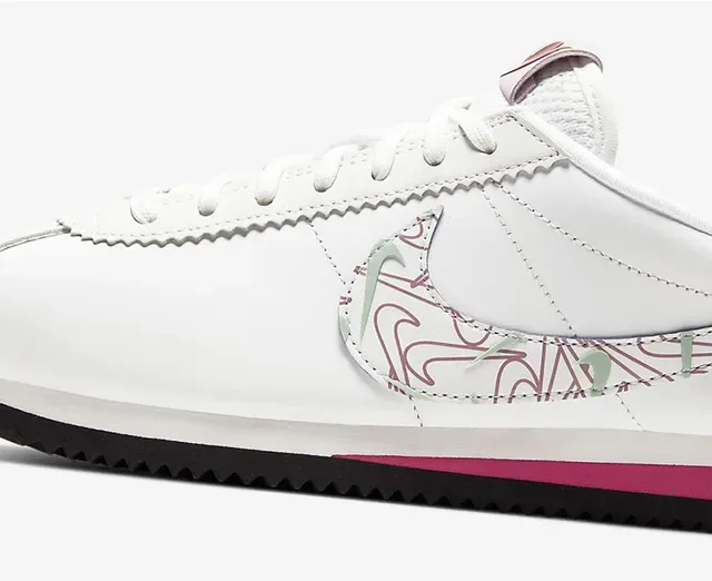 Nike Cortez sneakers lifestyle blancs roses verts motif 19
