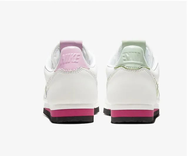 Nike Cortez sneakers lifestyle blancs roses verts motif 20