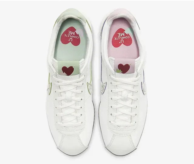 Nike Cortez sneakers lifestyle blancs roses verts motif 21