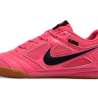 Nike GATO 粉色和黑色室内足球鞋