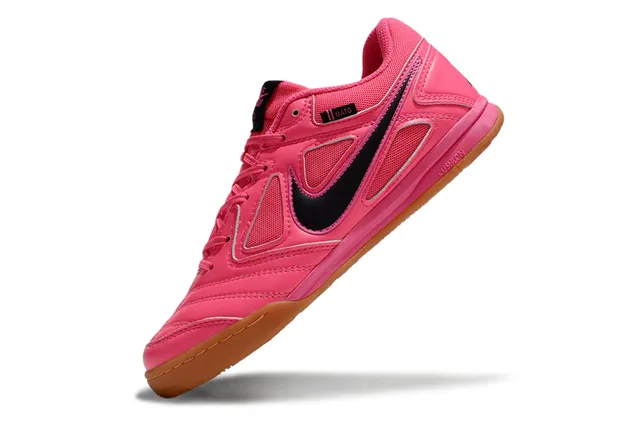 Nike GATO Chaussures de soccer indoor rose et noir 4