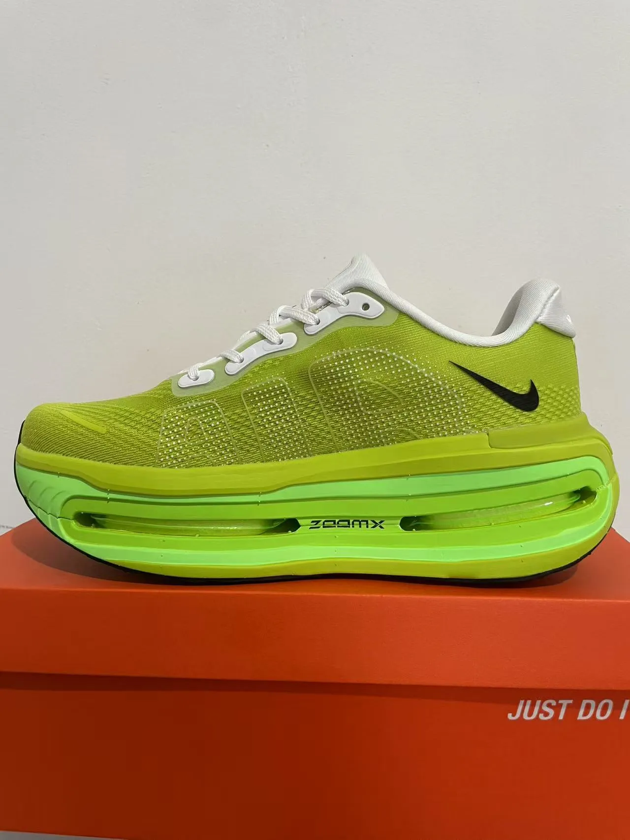 Nike Green White Engineered Mesh Upper Translucent Layered Midsole Running Shoes 2