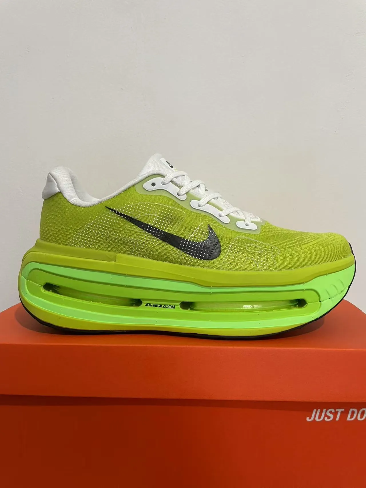 Nike Green White Engineered Mesh Upper Translucent Layered Midsole Running Shoes 3