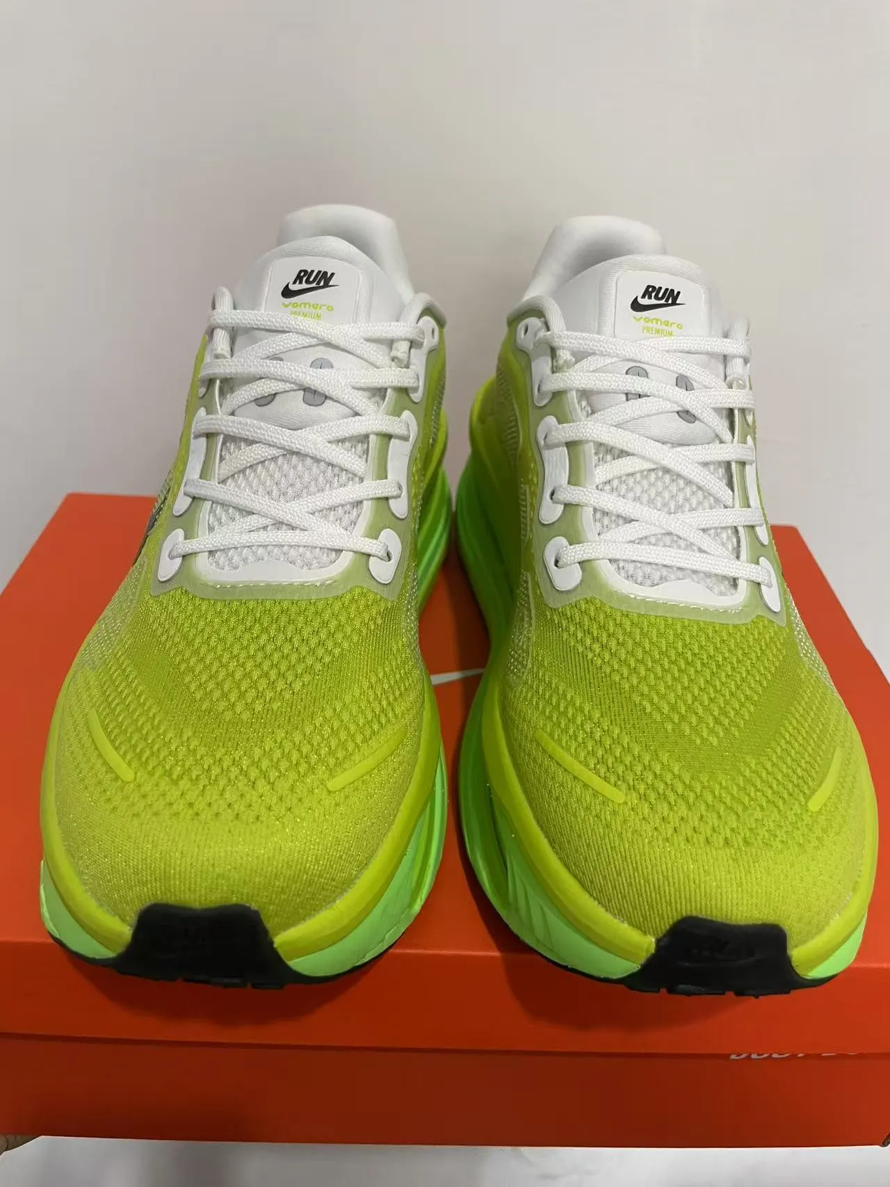 Nike Green White Engineered Mesh Upper Translucent Layered Midsole Running Shoes 4
