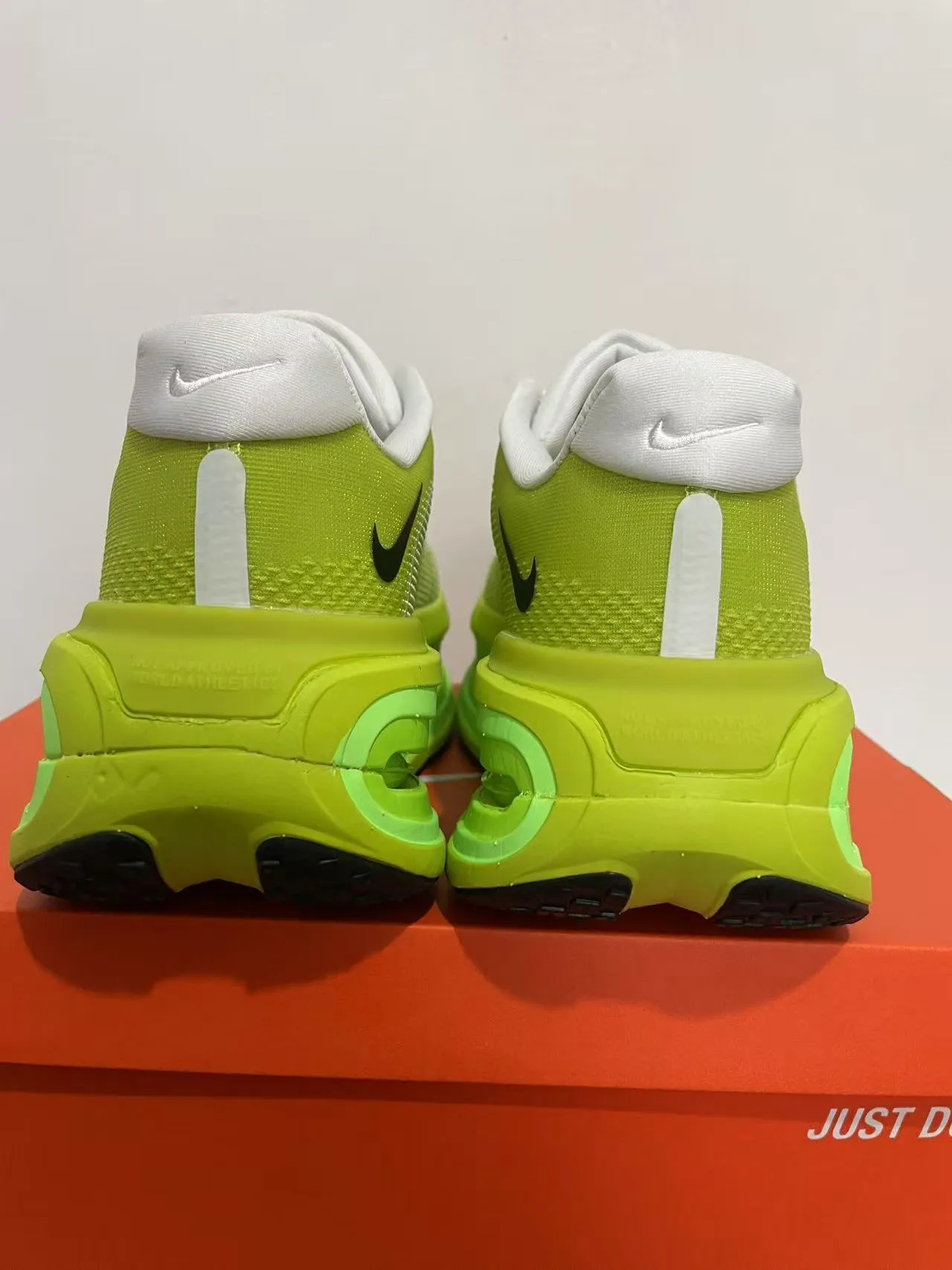 Nike Green White Engineered Mesh Upper Translucent Layered Midsole Running Shoes 5