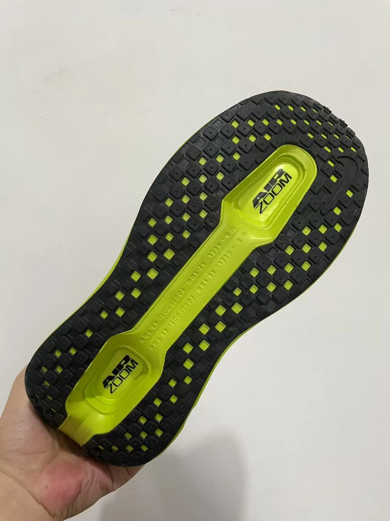 Nike Green White Engineered Mesh Upper Translucent Layered Midsole Running Shoes 6