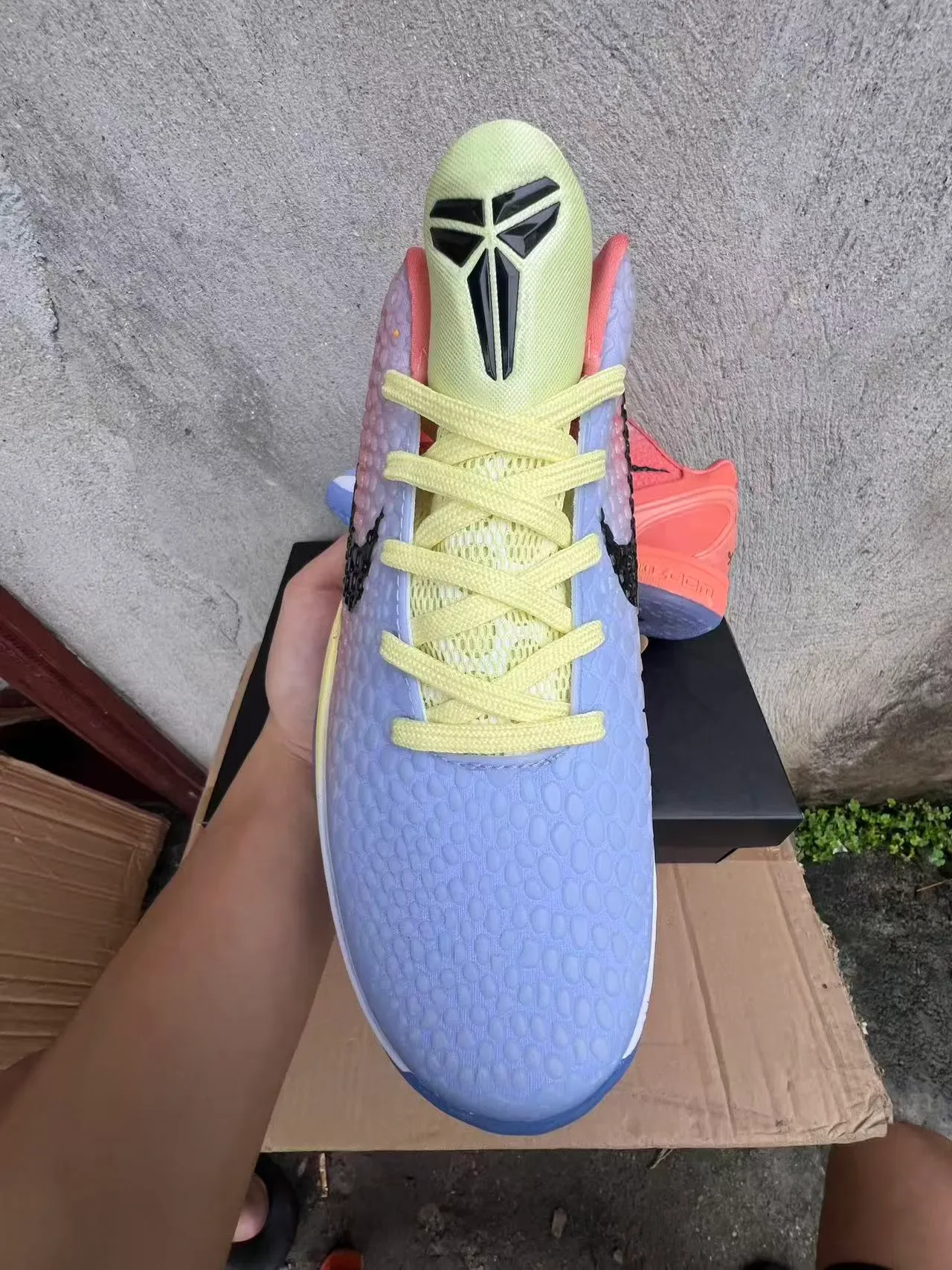 Nike Kobe Multicolor Gradient Textured Upper Low-Top Silhouette Basketball Shoes 3