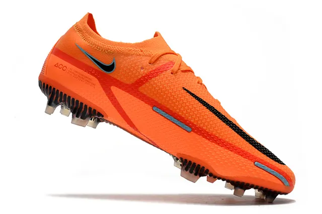 Nike Chaussures de football à empeigne tricotée orange et noir, col avec ajustement dynamique et sol ferme 10