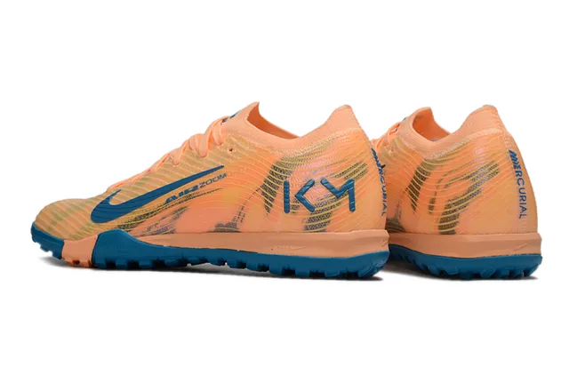 Nike Chaussures de football upper en knit orange et bleu semelle turf 4
