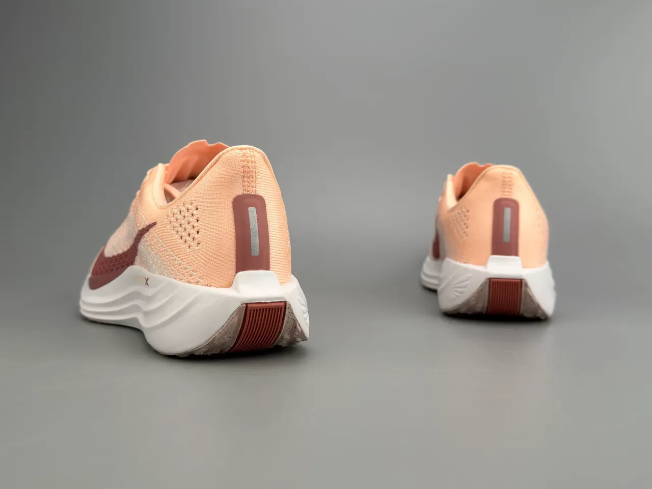 Nike Chaussures de running avec upper en tricot orange et bordeaux semelle intermédiaire sculptée blanche 5