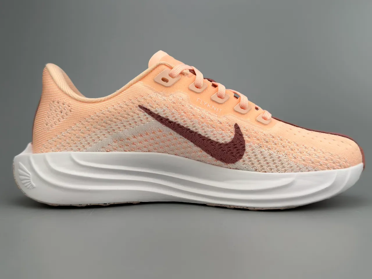 Nike Chaussures de running avec upper en tricot orange et bordeaux semelle intermédiaire sculptée blanche 10