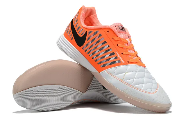 Nike tênis de futebol indoor laranja e branco caixa de dedo acolchoada sobreposição de gaiola sintética 3