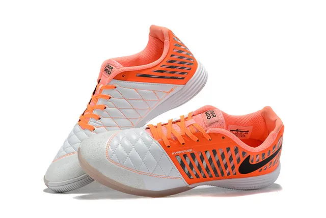 Nike tênis de futebol indoor laranja e branco caixa de dedo acolchoada sobreposição de gaiola sintética 4