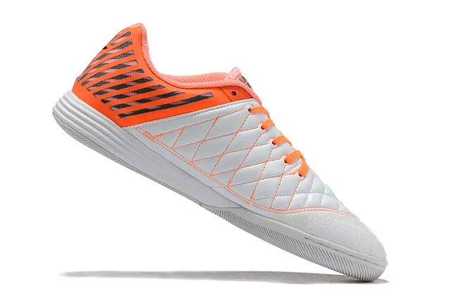 Nike tênis de futebol indoor laranja e branco caixa de dedo acolchoada sobreposição de gaiola sintética 5