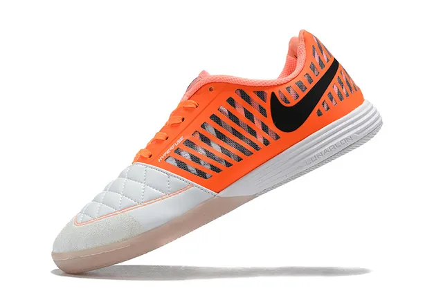 Nike tênis de futebol indoor laranja e branco caixa de dedo acolchoada sobreposição de gaiola sintética 6
