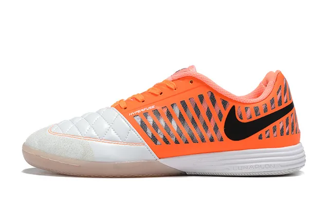 Nike tênis de futebol indoor laranja e branco caixa de dedo acolchoada sobreposição de gaiola sintética 7