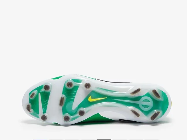 Nike Phantom GT Green White Low-Cut Knit Upper Textured Forefoot Firm-Ground Soccer Shoes 4