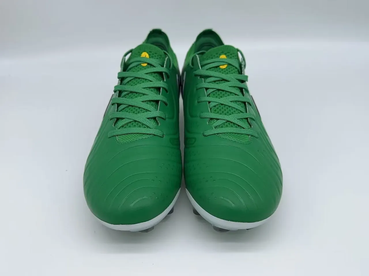 Nike Phantom GT Green White Low-Cut Knit Upper Textured Forefoot Firm-Ground Soccer Shoes 9
